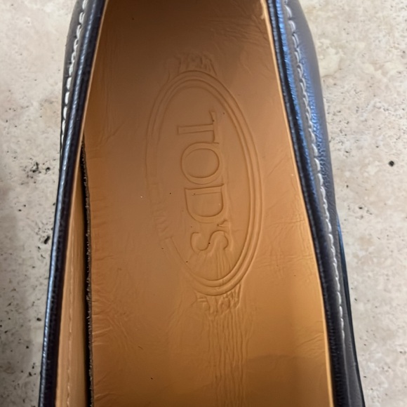 Tod’s loafers in great condition. Only visible wear is  on the soles. - Picture 2 of 5